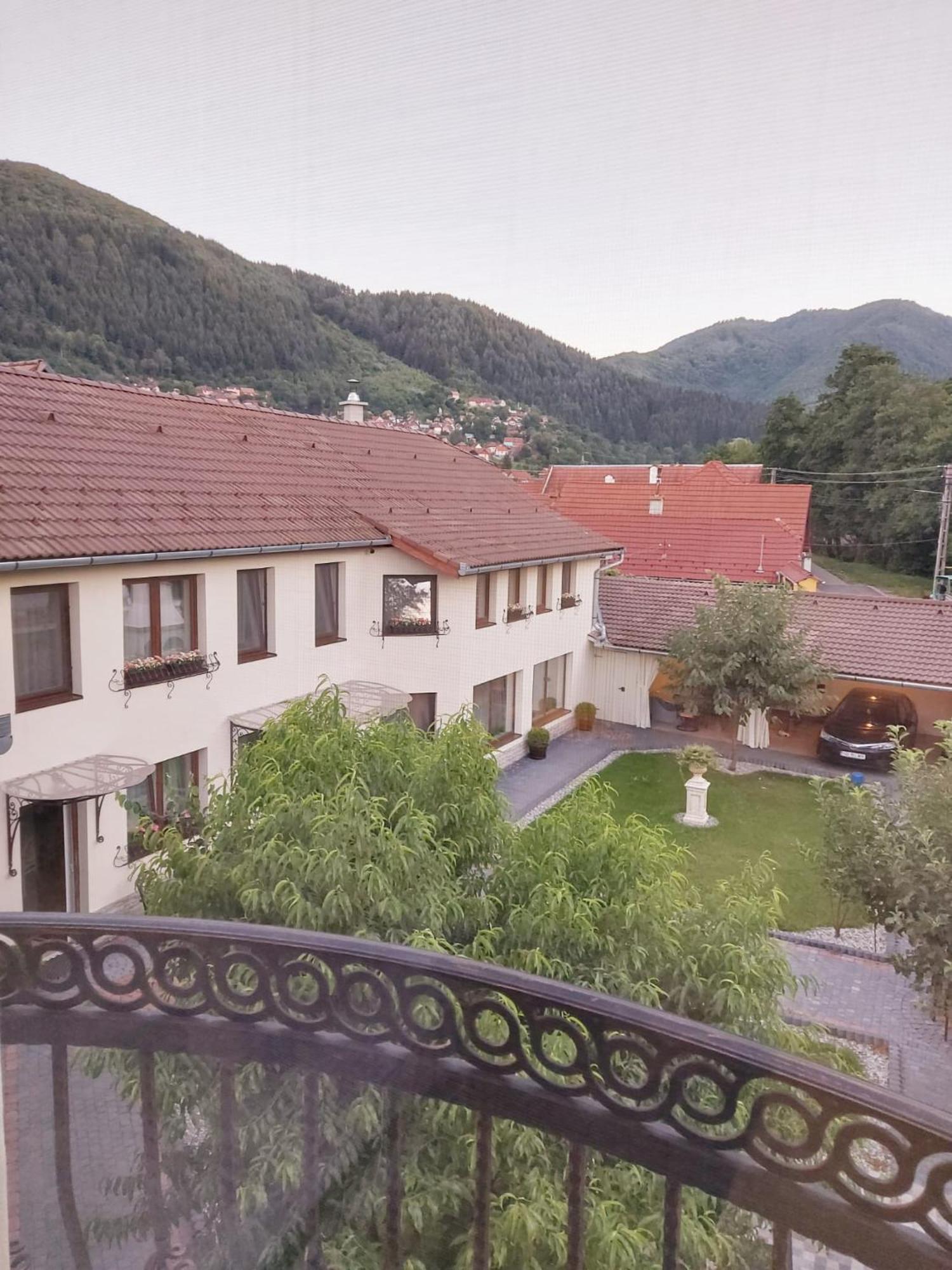 Conacul Poetilor Hotel Gura Râului Exterior foto
